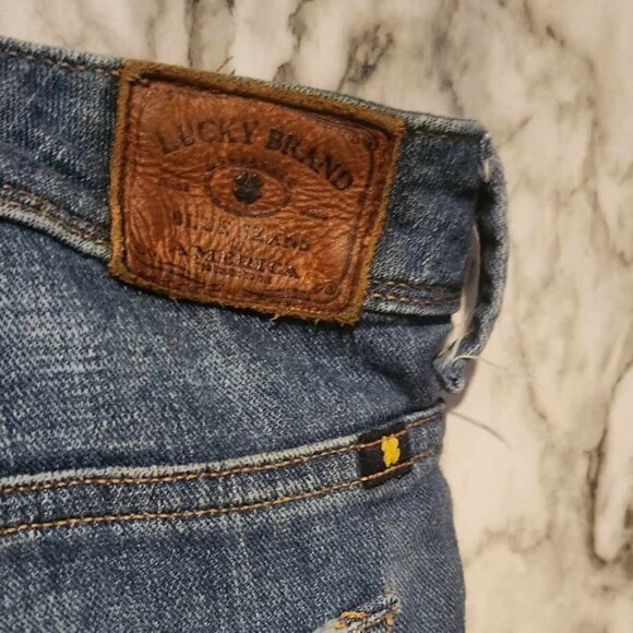 Lucky brand weekender distressed jeans size 22 - Picture 6 of 6